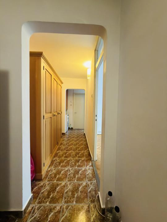 Apartament 3 camere, decomandat, etajul 2, zona Soarelui