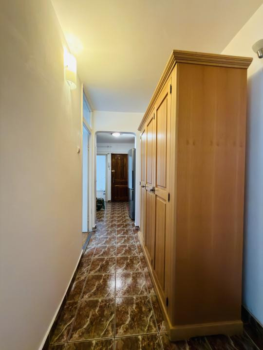 Apartament 3 camere, decomandat, etajul 2, zona Soarelui