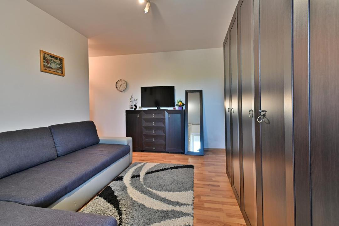 Apartament cu 3 camere, semidecomandat, 65 mp utili + balcon - Soarelui