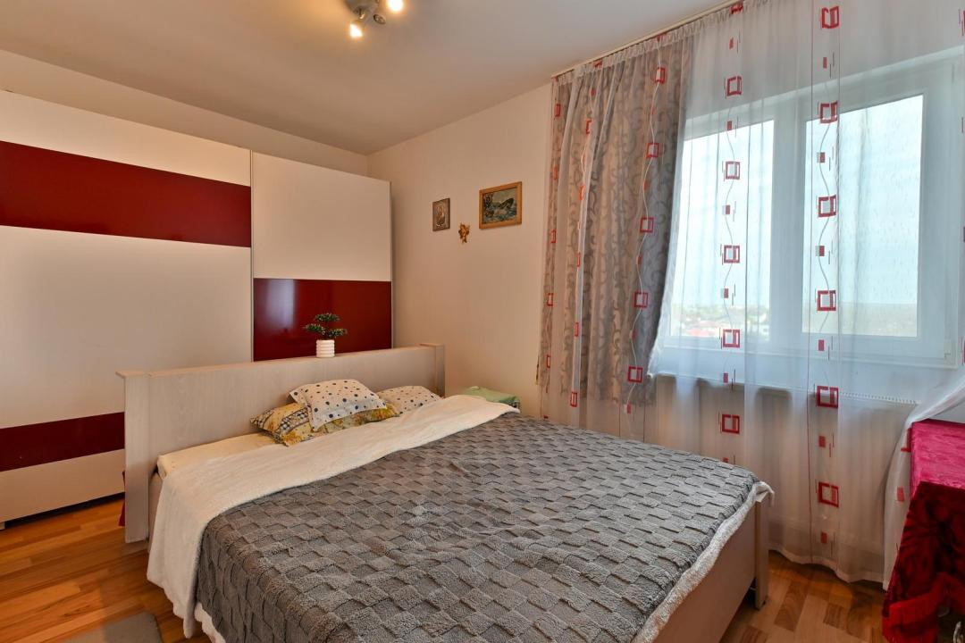 Apartament cu 3 camere, semidecomandat, 65 mp utili + balcon - Soarelui