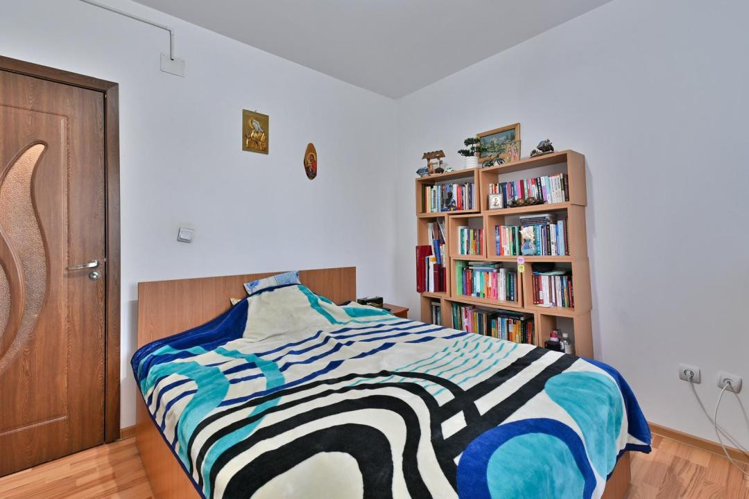 Apartament cu 3 camere, semidecomandat, 65 mp utili + balcon - Soarelui