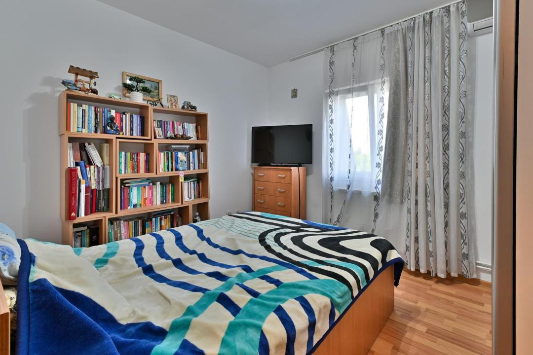 Apartament cu 3 camere, semidecomandat, 65 mp utili + balcon - Soarelui