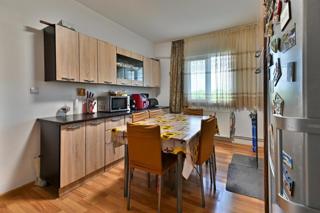Apartament cu 3 camere, semidecomandat, 65 mp utili + balcon - Soarelui