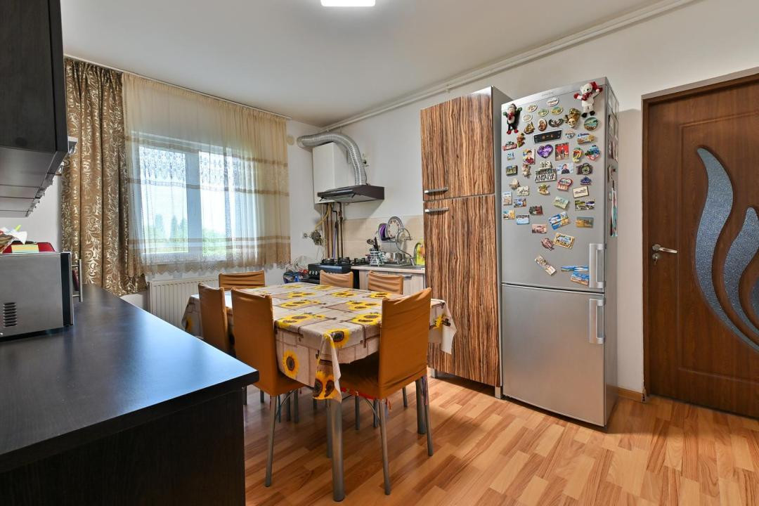 Apartament cu 3 camere, semidecomandat, 65 mp utili + balcon - Soarelui