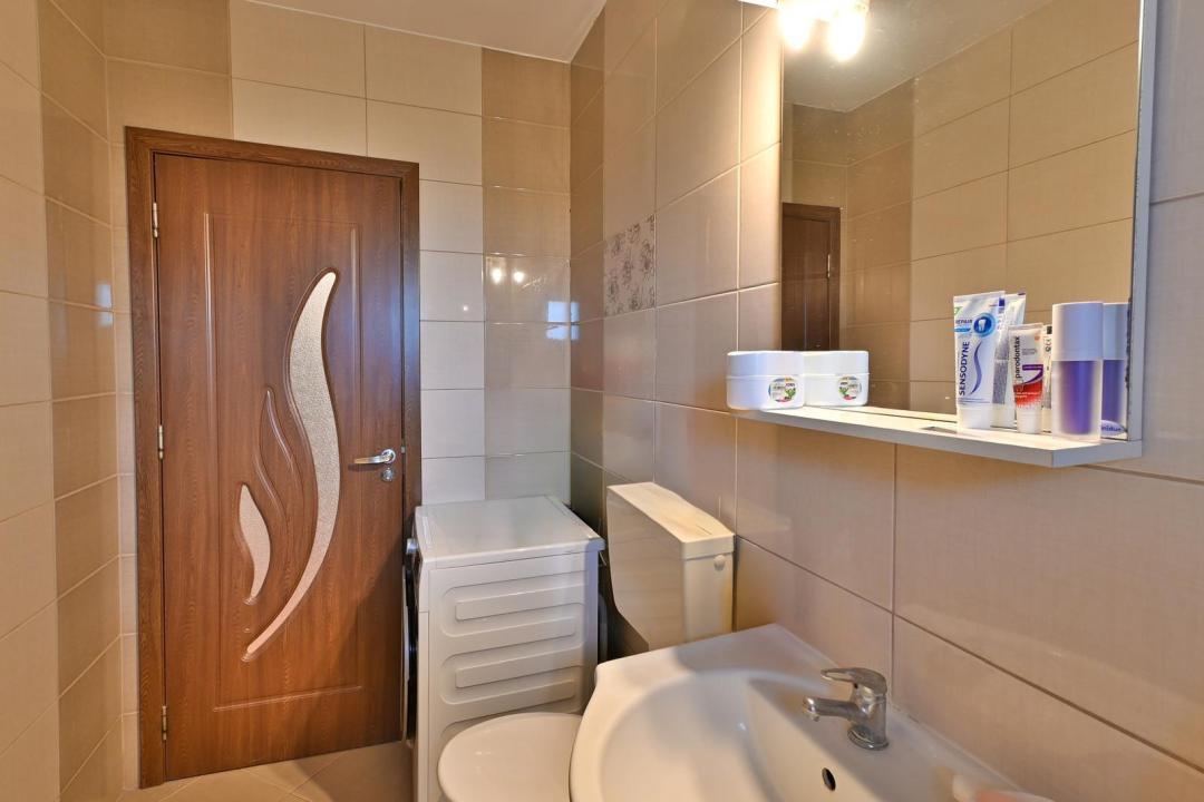 Apartament cu 3 camere, semidecomandat, 65 mp utili + balcon - Soarelui