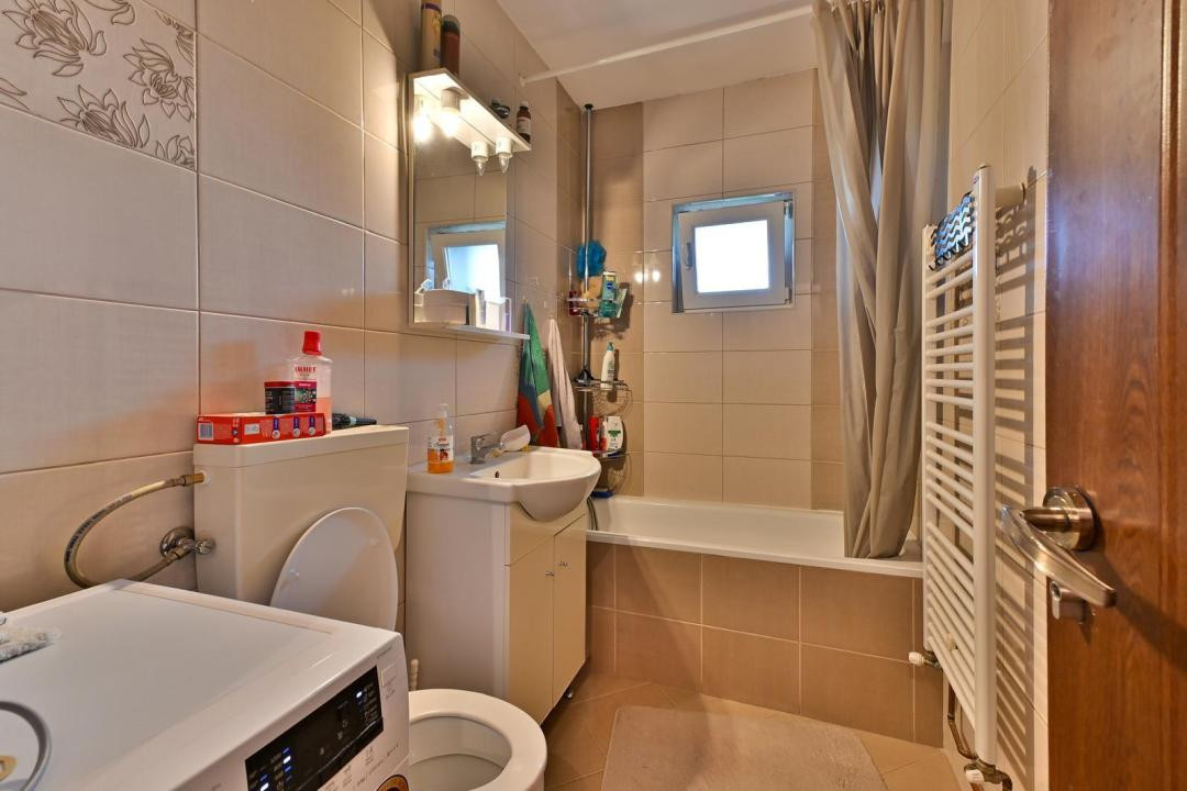 Apartament cu 3 camere, semidecomandat, 65 mp utili + balcon - Soarelui