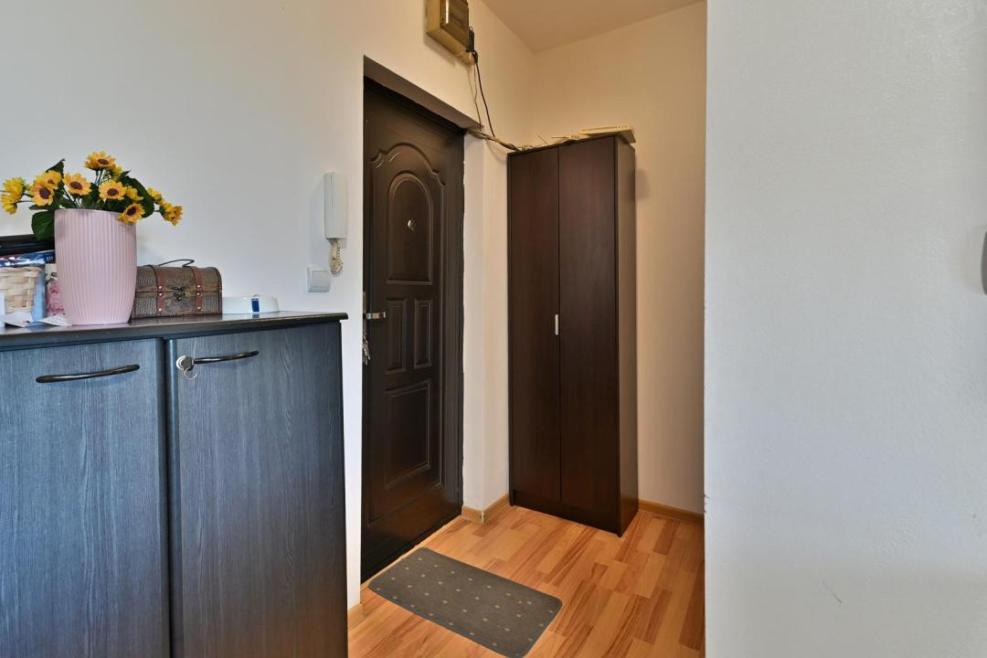 Apartament cu 3 camere, semidecomandat, 65 mp utili + balcon - Soarelui