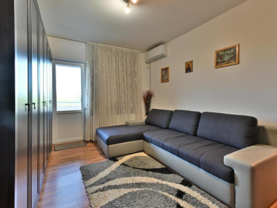 Apartament cu 3 camere, semidecomandat, 65 mp utili + balcon - Soarelui