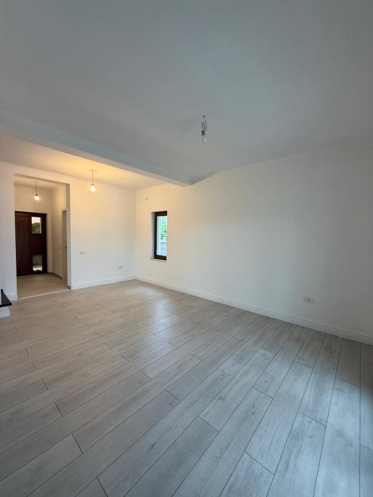 Duplex despărțit prin garaj- 4 Dormitoare- Zona Centrala - Dumbravita