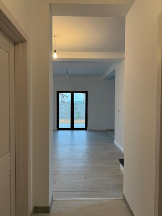 Duplex despărțit prin garaj- 4 Dormitoare- Zona Centrala - Dumbravita