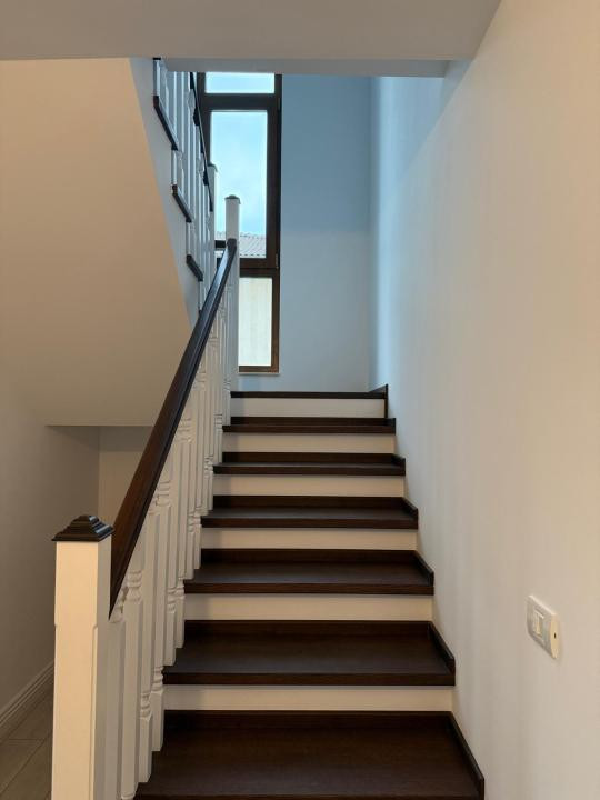 Duplex despărțit prin garaj- 4 Dormitoare- Zona Centrala - Dumbravita