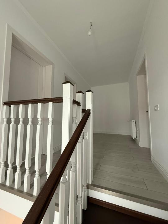 Duplex despărțit prin garaj- 4 Dormitoare- Zona Centrala - Dumbravita