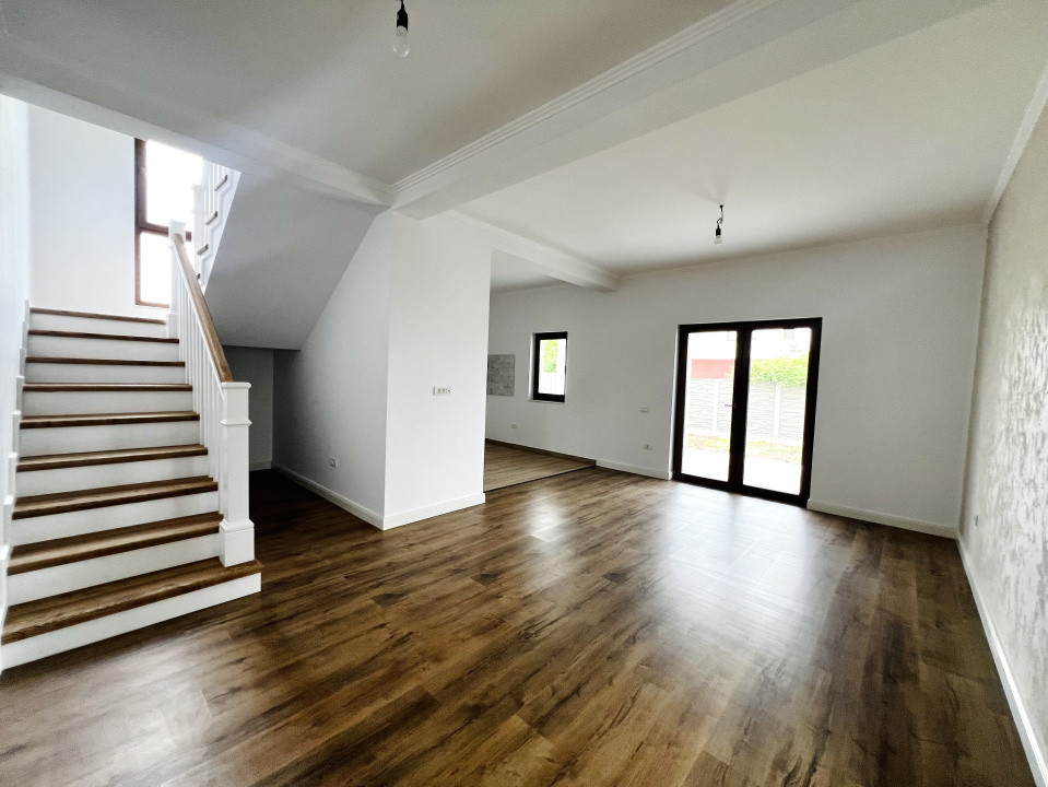 Duplex despărțit prin garaj, cu 5 camere - Zona Centrala - Dumbravita