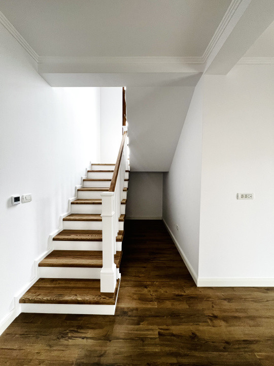 Duplex despărțit prin garaj, cu 5 camere - Zona Centrala - Dumbravita