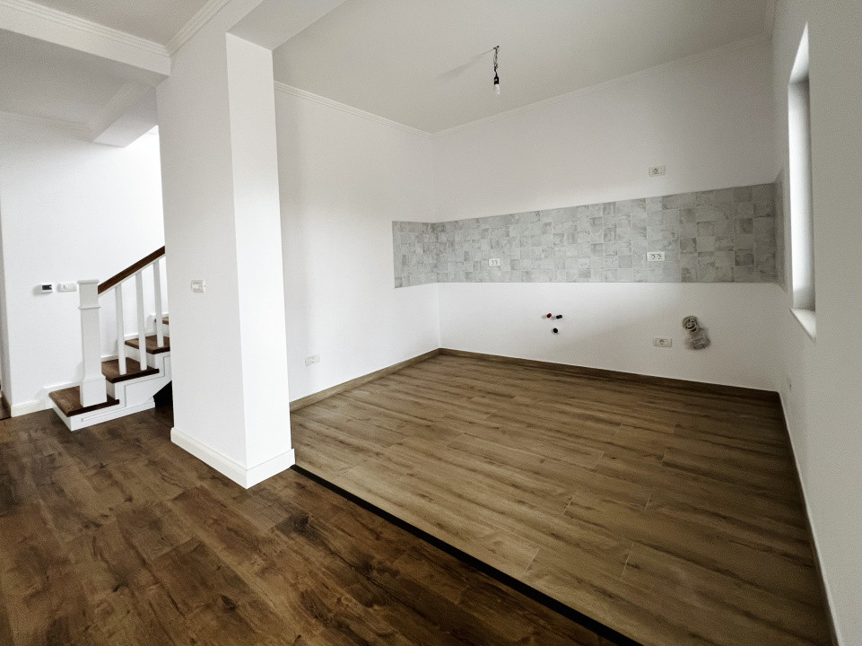 Duplex despărțit prin garaj, cu 5 camere - Zona Centrala - Dumbravita