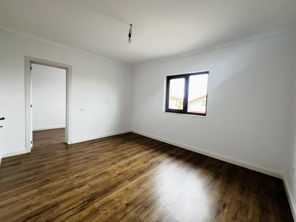 Duplex despărțit prin garaj, cu 5 camere - Zona Centrala - Dumbravita