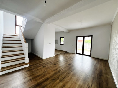 Duplex despărțit prin garaj, cu 5 camere - Zona Centrala - Dumbravita