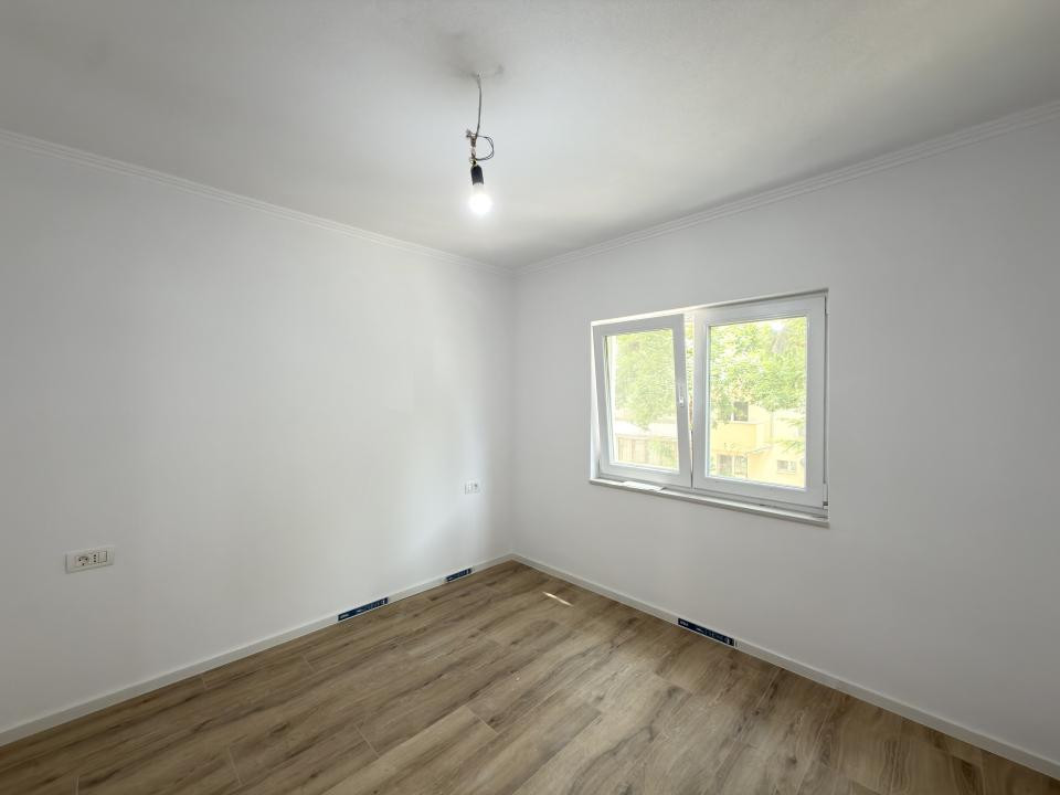 Apartament 4 camere, decomandat, 71 mp, etaj 1 - zona Dambovita 