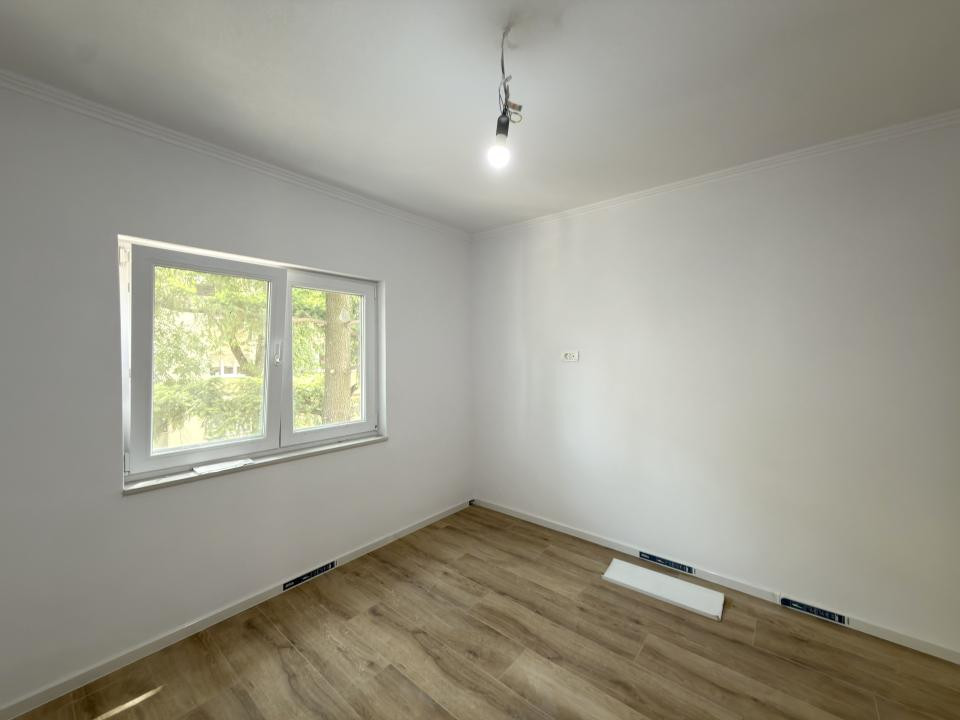Apartament 4 camere, decomandat, 71 mp, etaj 1 - zona Dambovita 