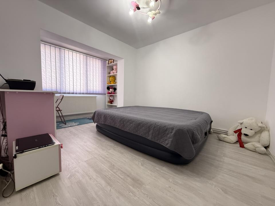 Apartament 3 camere, decomandat, etaj 4 cu acoperis, mobilat - Lipovei