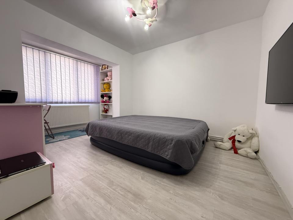 Apartament 3 camere, decomandat, etaj 4 cu acoperis, mobilat - Lipovei