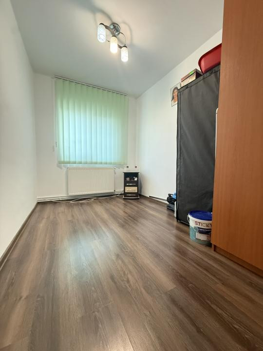 Apartament 3 camere, decomandat, etaj 4 cu acoperis, mobilat - Lipovei