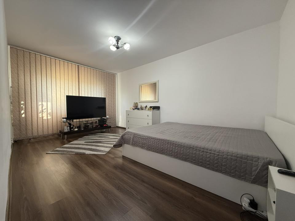 Apartament 3 camere, decomandat, etaj 4 cu acoperis, mobilat - Lipovei
