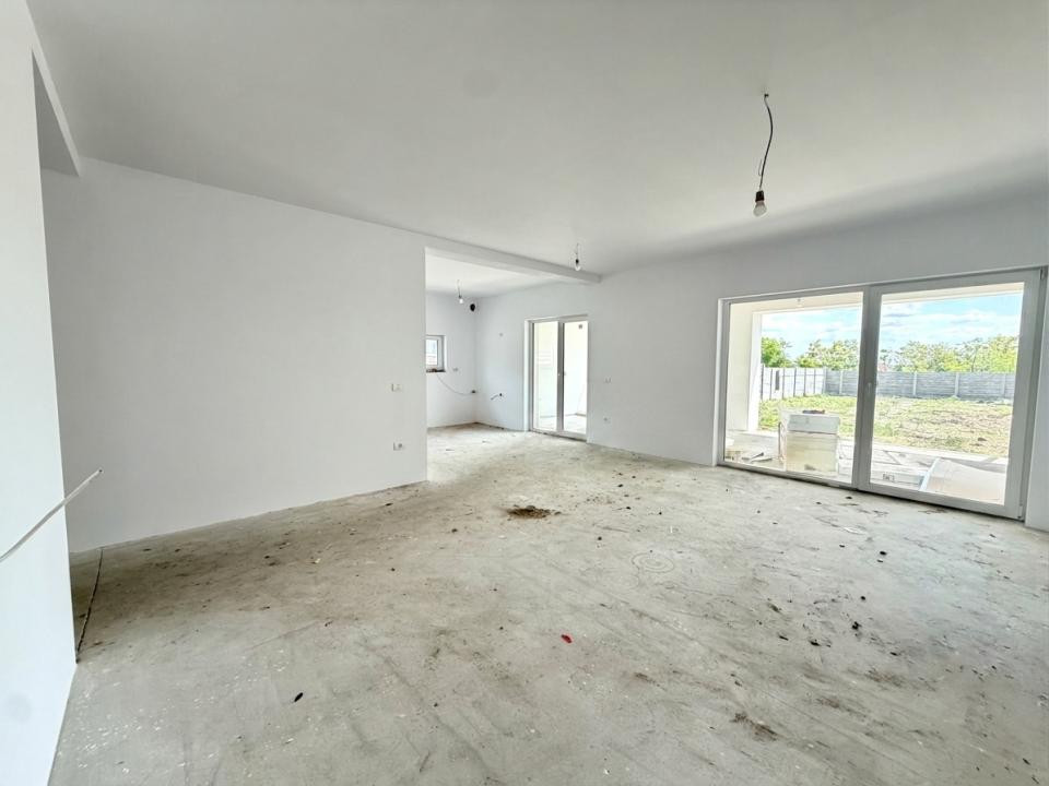 Casa individuala, 3 camere, 85 mp utili, 576 mp teren - Sanandrei