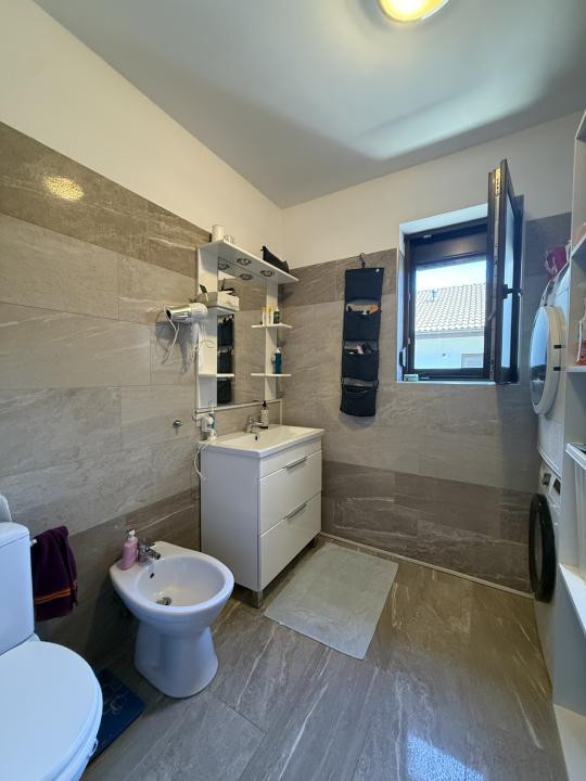 Apartament spatios, 4 camere, decomandat, etaj 3 - Giroc, zona Planetelor