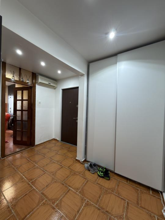 Apartament 3 camere, decomandat, 53 mp - zona Lipovei