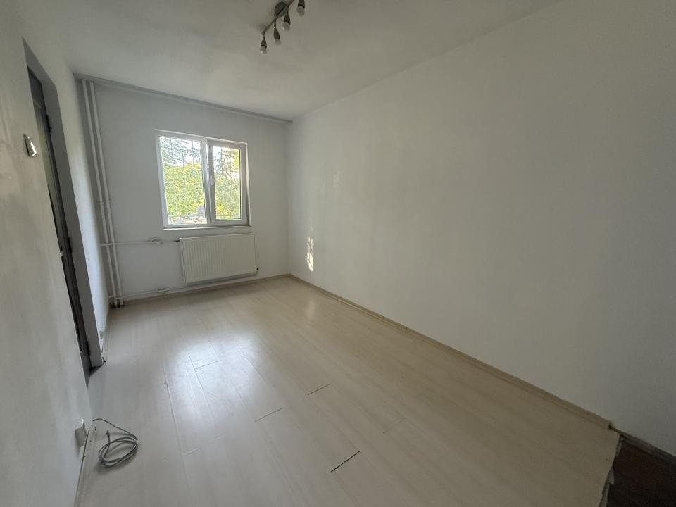 Apartament cu 3 camere, etaj 1, semidecomandat - Dacia