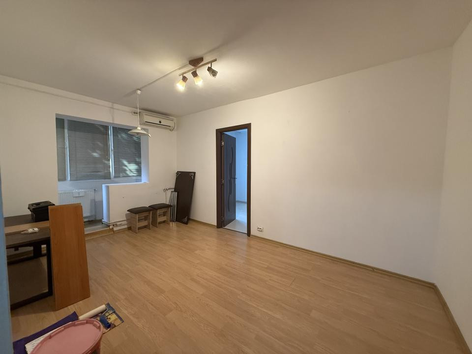 Apartament cu 3 camere, etaj 1, semidecomandat - Dacia