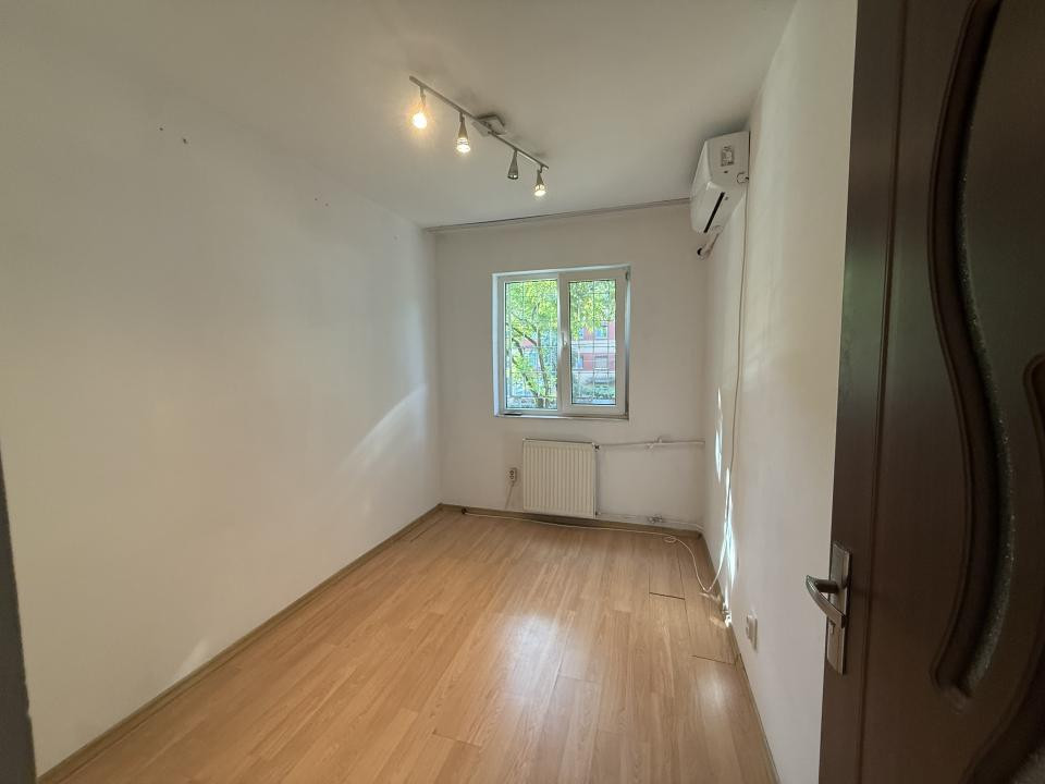 Apartament cu 3 camere, etaj 1, semidecomandat - Dacia