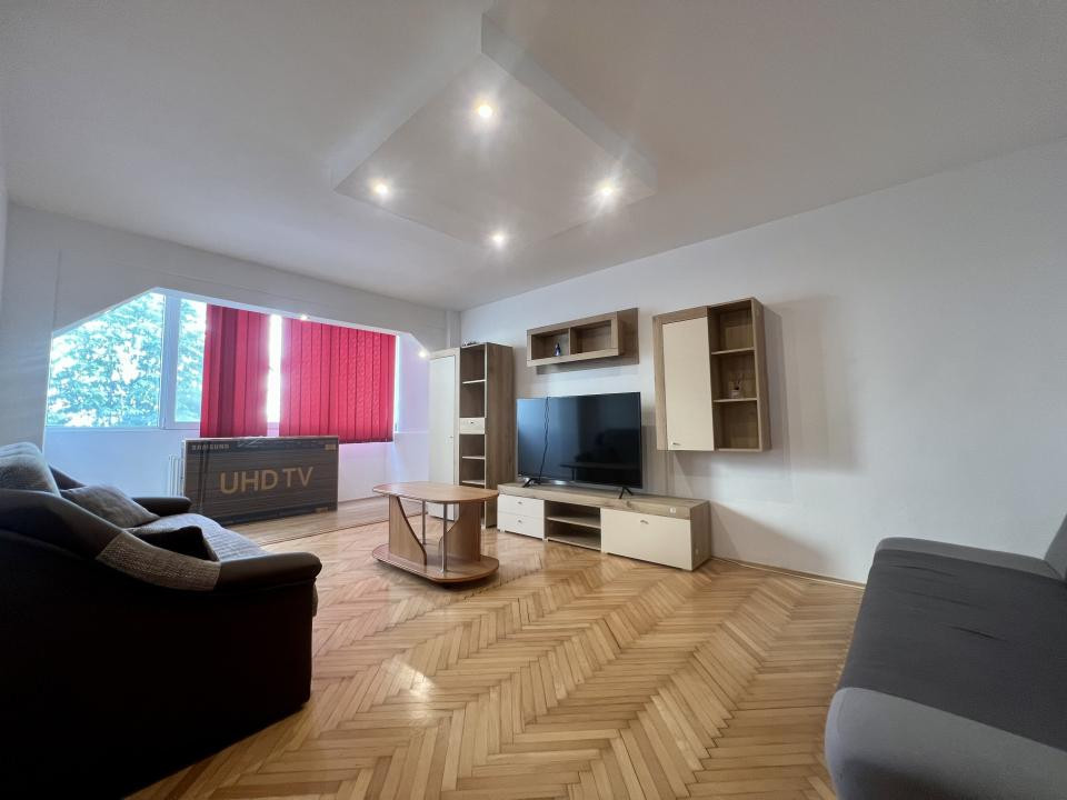  Apartament 4 camere, 77 mp utili, etaj 1, decomandat - zona Liceul Auto
