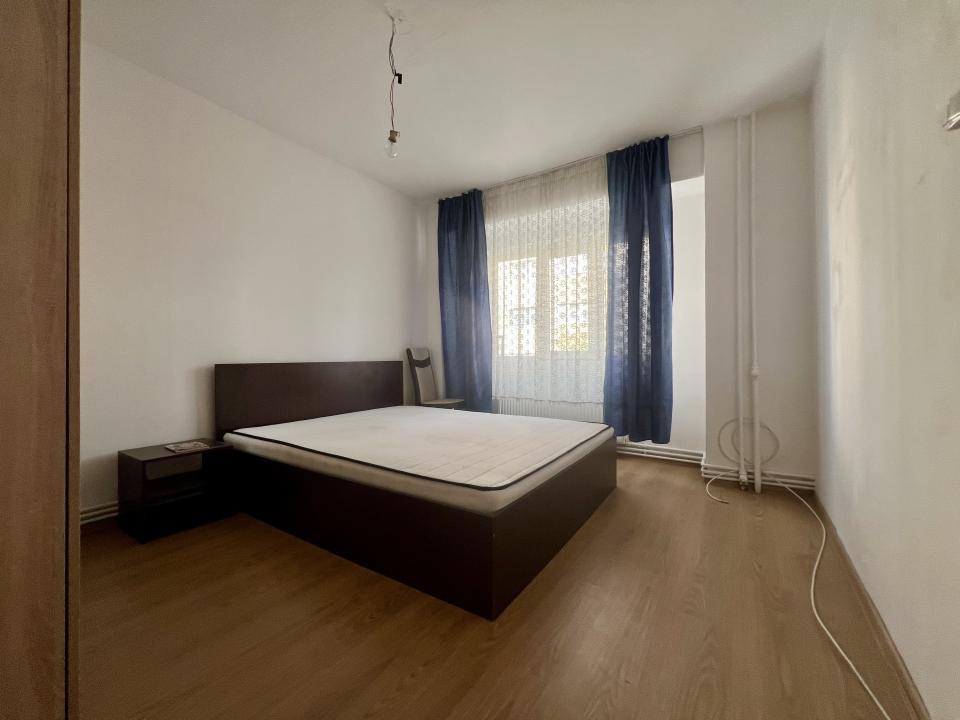  Apartament 4 camere, 77 mp utili, etaj 1, decomandat - zona Liceul Auto
