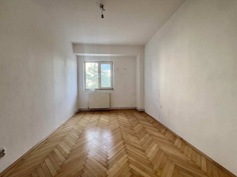 Apartament 4 camere, 77 mp utili, etaj 1, decomandat - zona Liceul Auto