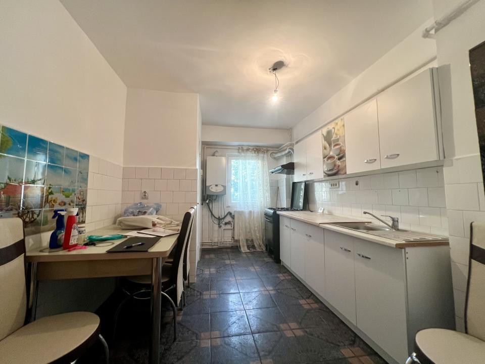  Apartament 4 camere, 77 mp utili, etaj 1, decomandat - zona Liceul Auto