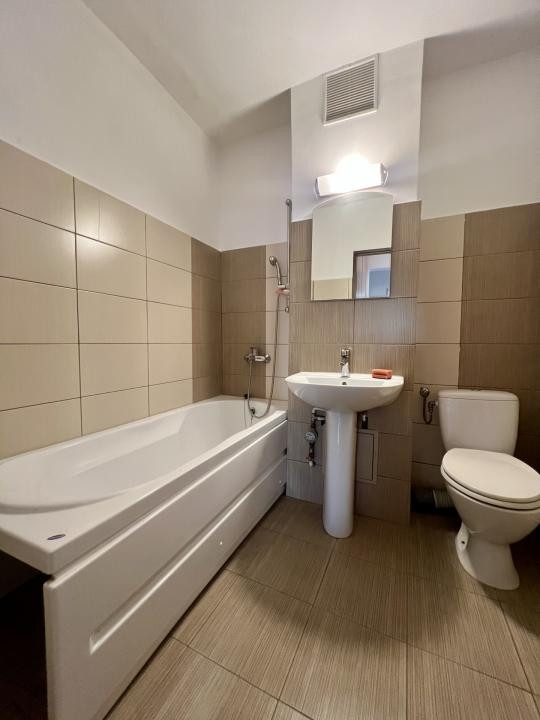  Apartament 4 camere, 77 mp utili, etaj 1, decomandat - zona Liceul Auto