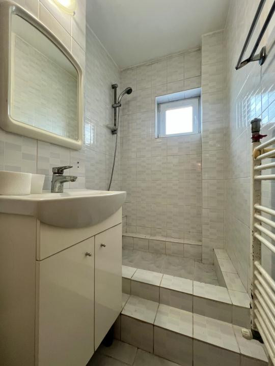  Apartament 4 camere, 77 mp utili, etaj 1, decomandat - zona Liceul Auto