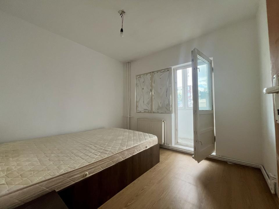  Apartament 4 camere, 77 mp utili, etaj 1, decomandat - zona Liceul Auto
