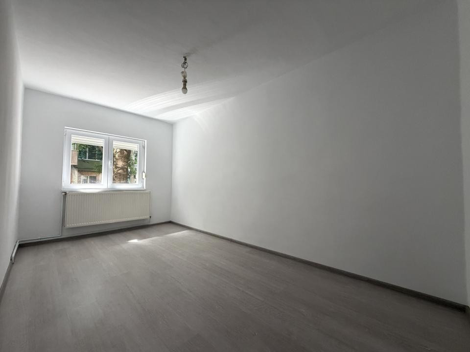 Apartament 3 camere, 65mp utili, 2 bai, parter, renovat - Aradului 