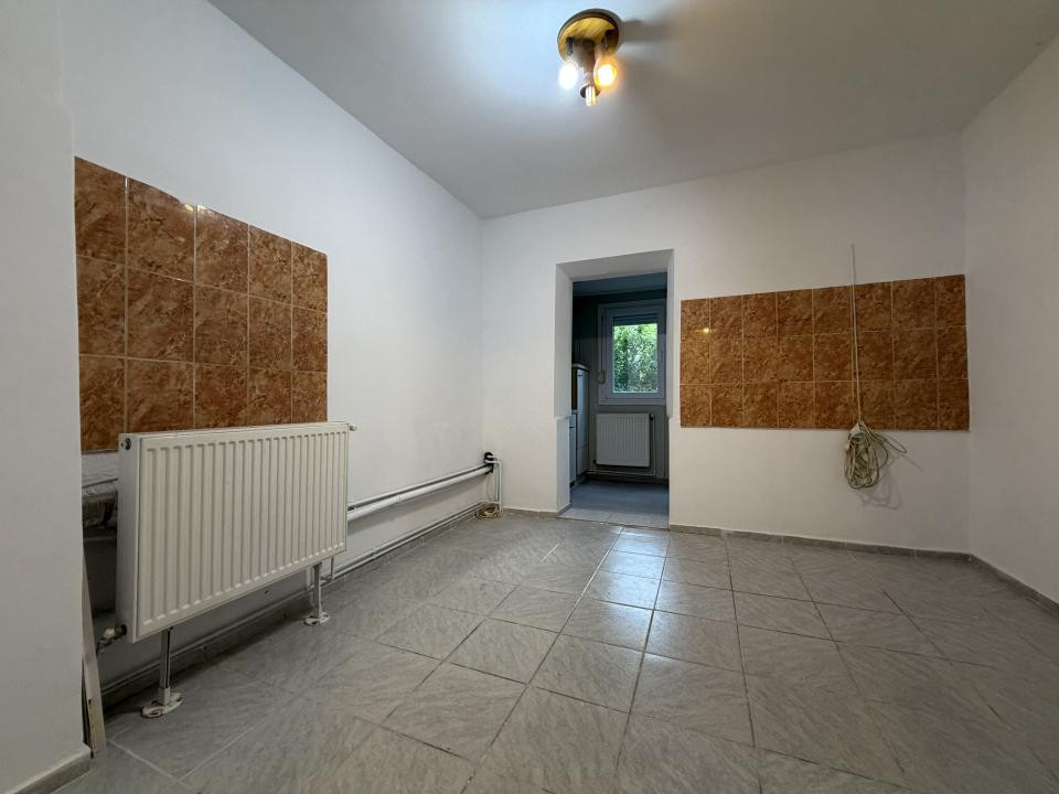 Apartament 3 camere, 65mp utili, 2 bai, parter, renovat - Aradului 