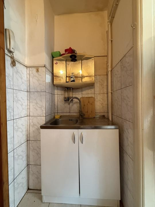 Apartament cu o camera, 16 mp utili, etajul 2, mobilat - Buziasului
