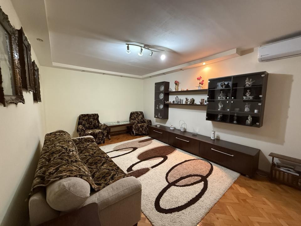 Apartament cu 3 camere, decomandat, 65 mp utili, etaj 4 cu acoperis - Soarelui