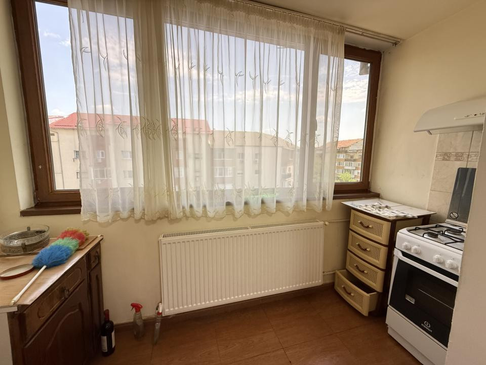 Apartament cu 3 camere, decomandat, 65 mp utili, etaj 4 cu acoperis - Soarelui