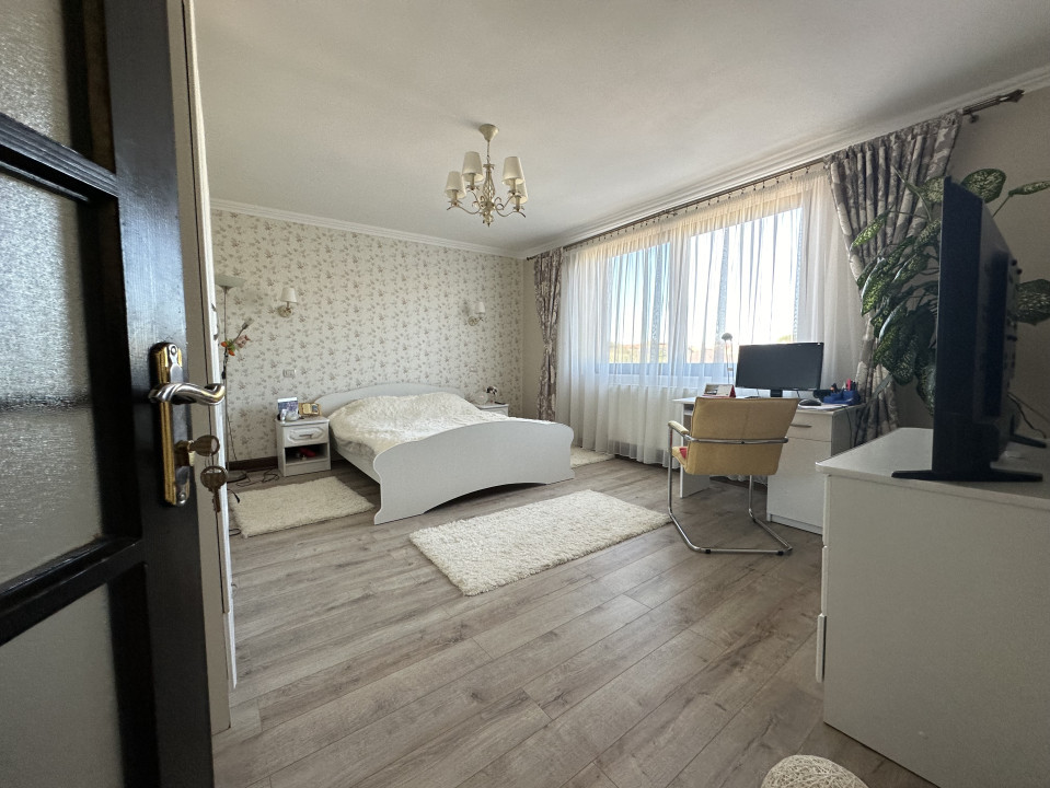 Casa individuală, 9 camere, 300 mp utili, 1600 mp teren - Sanandrei 