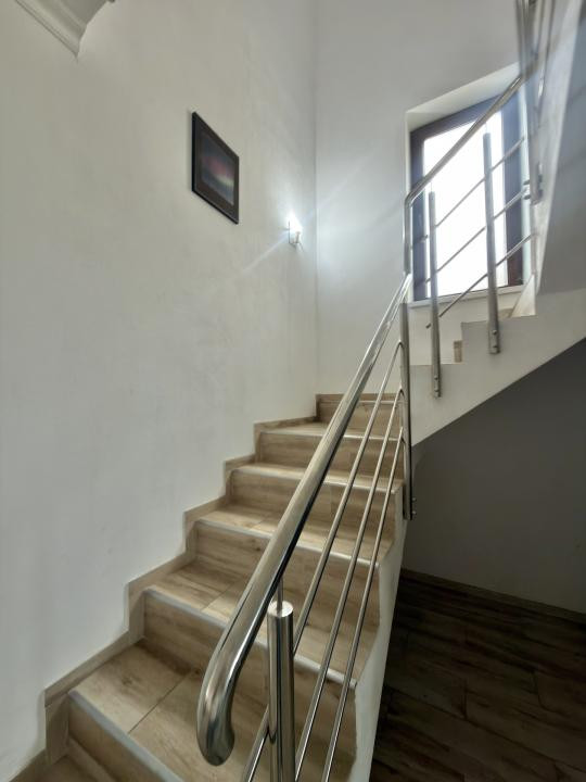 Duplex 4 camere, P+E, 111mp utili, 263mp teren in Utvin 