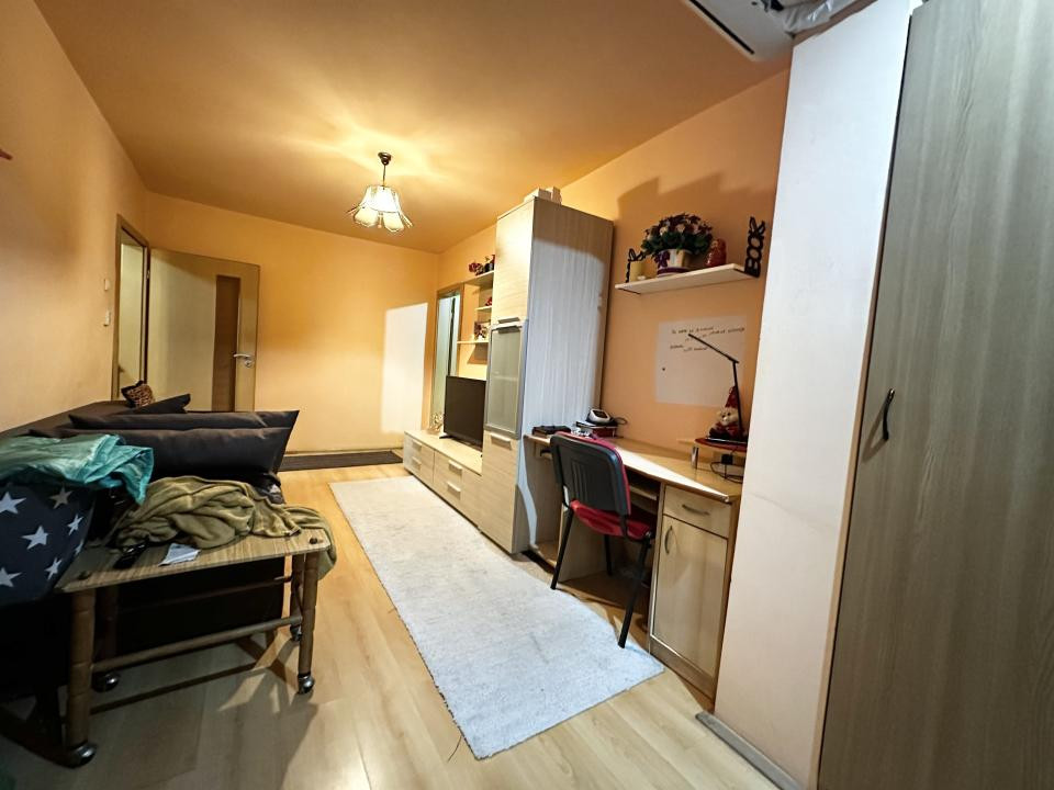 Apartament 3 camere, etaj 3, 50 mp - zona Calea Sagului