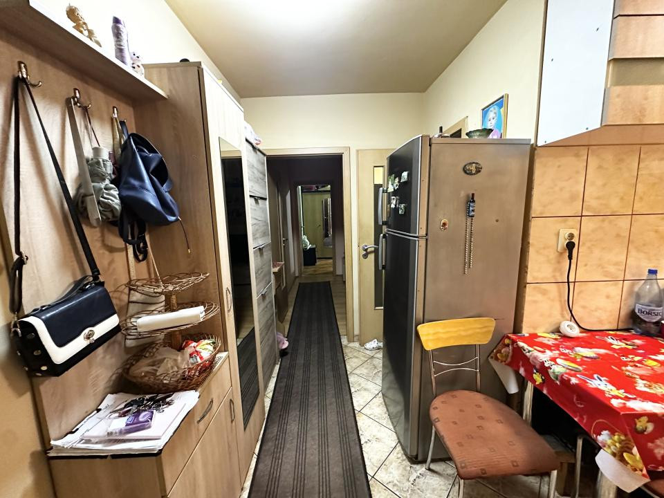 Apartament 3 camere, etaj 3, 50 mp - zona Calea Sagului