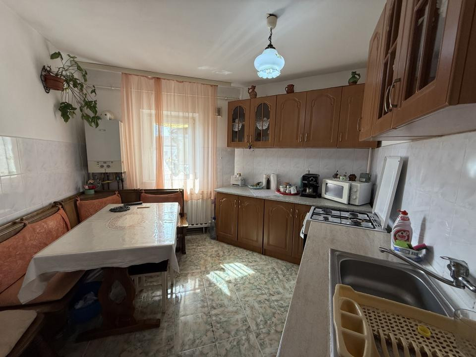 Apartament 3 camere, 68 mp utili + balcon, mobilat si utilat - Soarelui